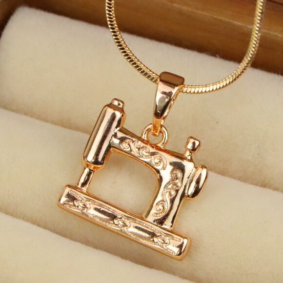 "Vintage Sewing Machine Rose Gold Pendant for Craft Lovers, XPPT1384 - Picture 1 of 13